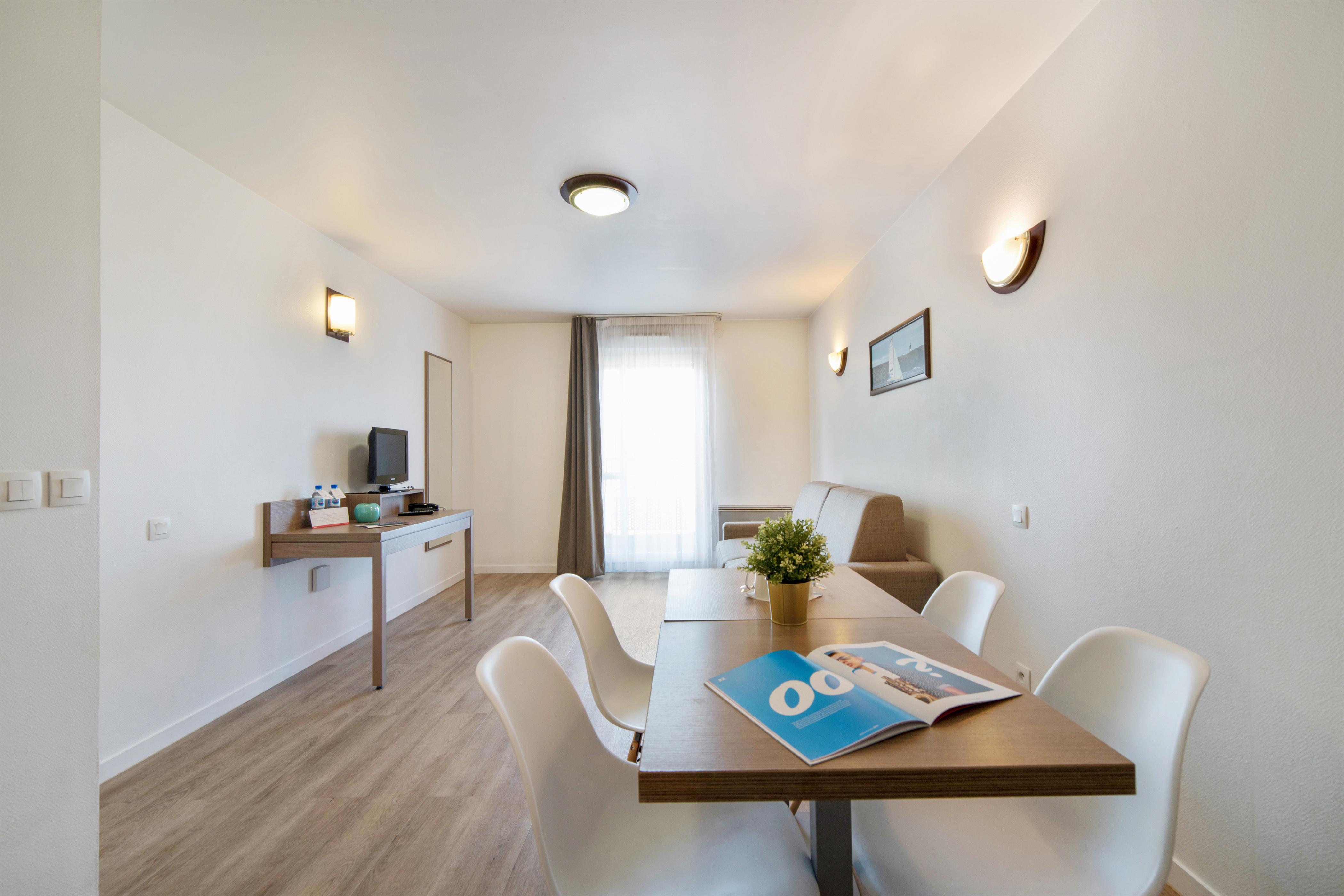 Comfort Aparthotel Versailles, St Cyr L'Ecole Saint-Cyr-l'Ecole Luaran gambar